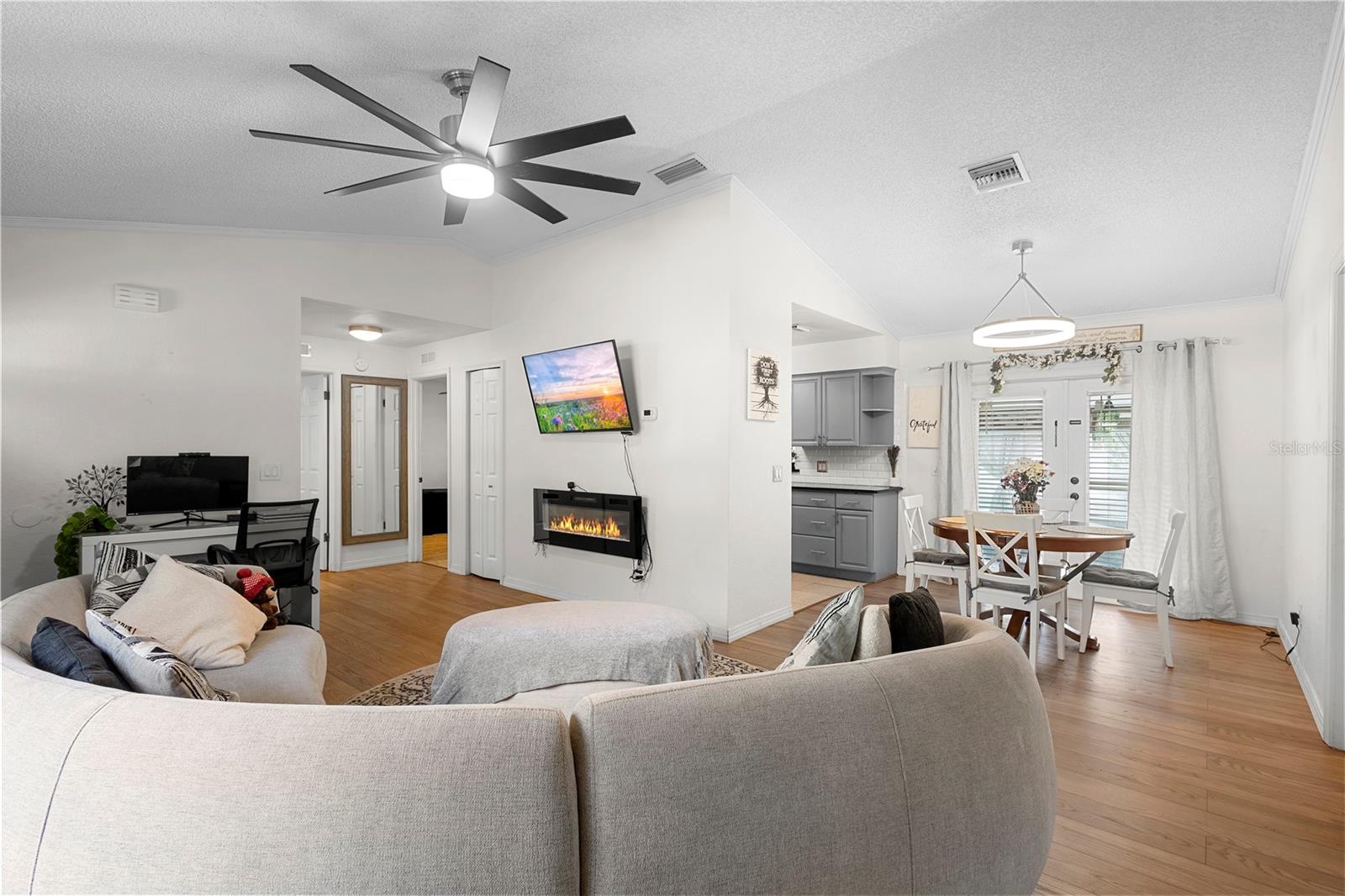 633 LELAND DRIVE