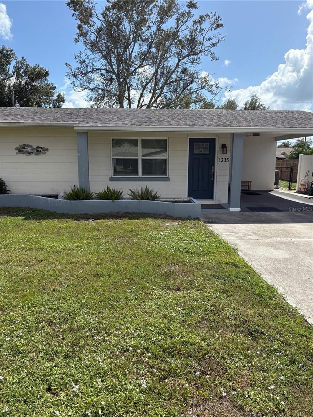 Photo of 1215 Laurel Avenue, Venice, FL 34285 (MLS # N6140906)