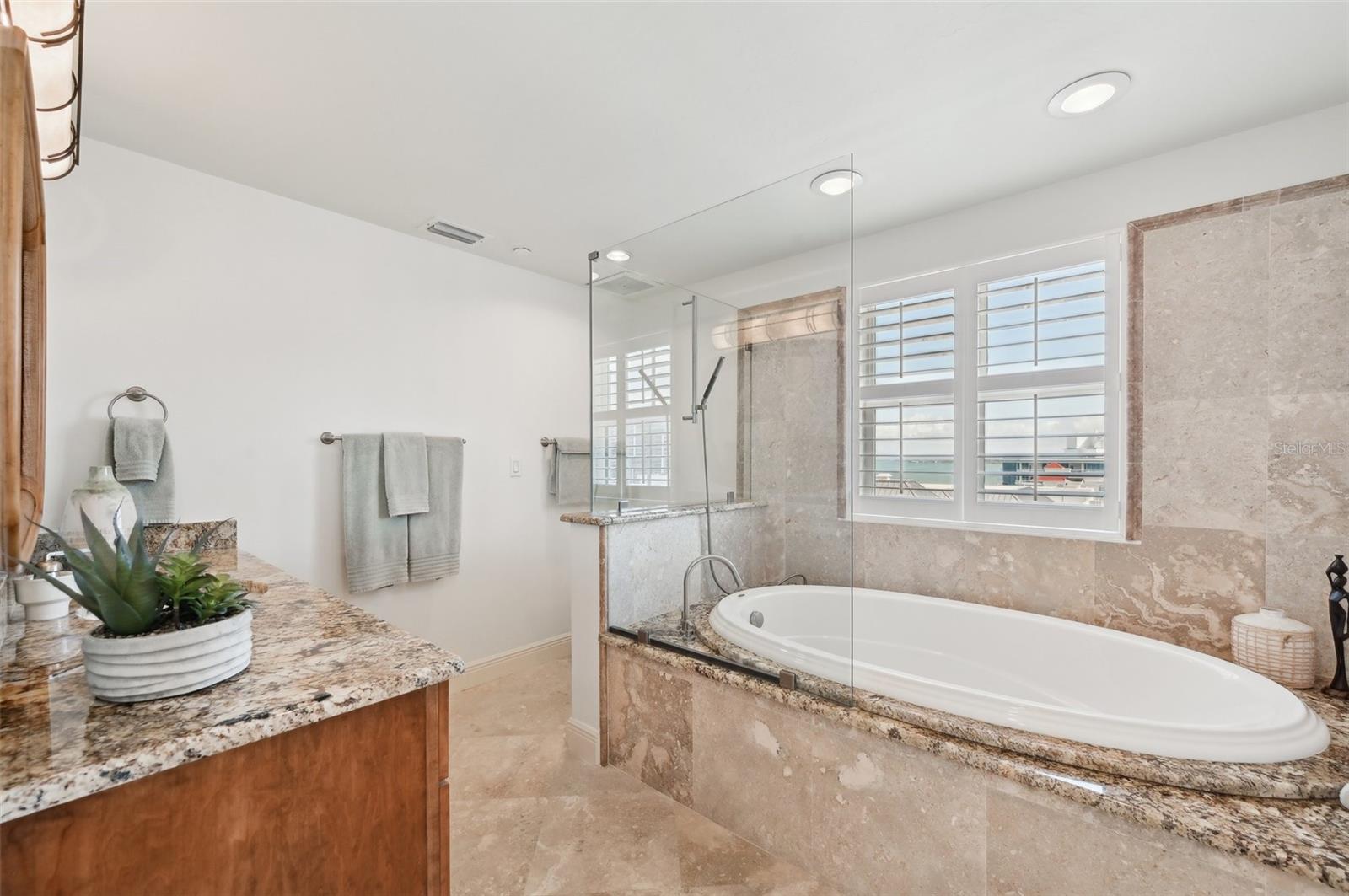 MAJESTIC BAY - Residential