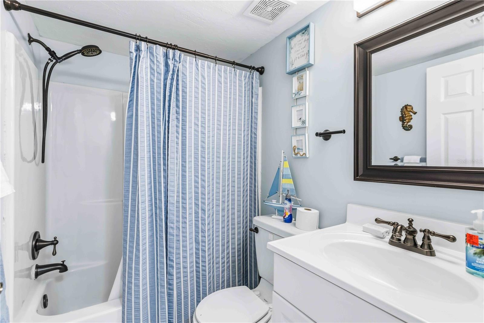 LAKES EDGE PH 04 - Residential