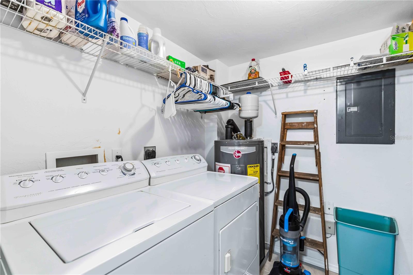 LAKES EDGE PH 04 - Residential