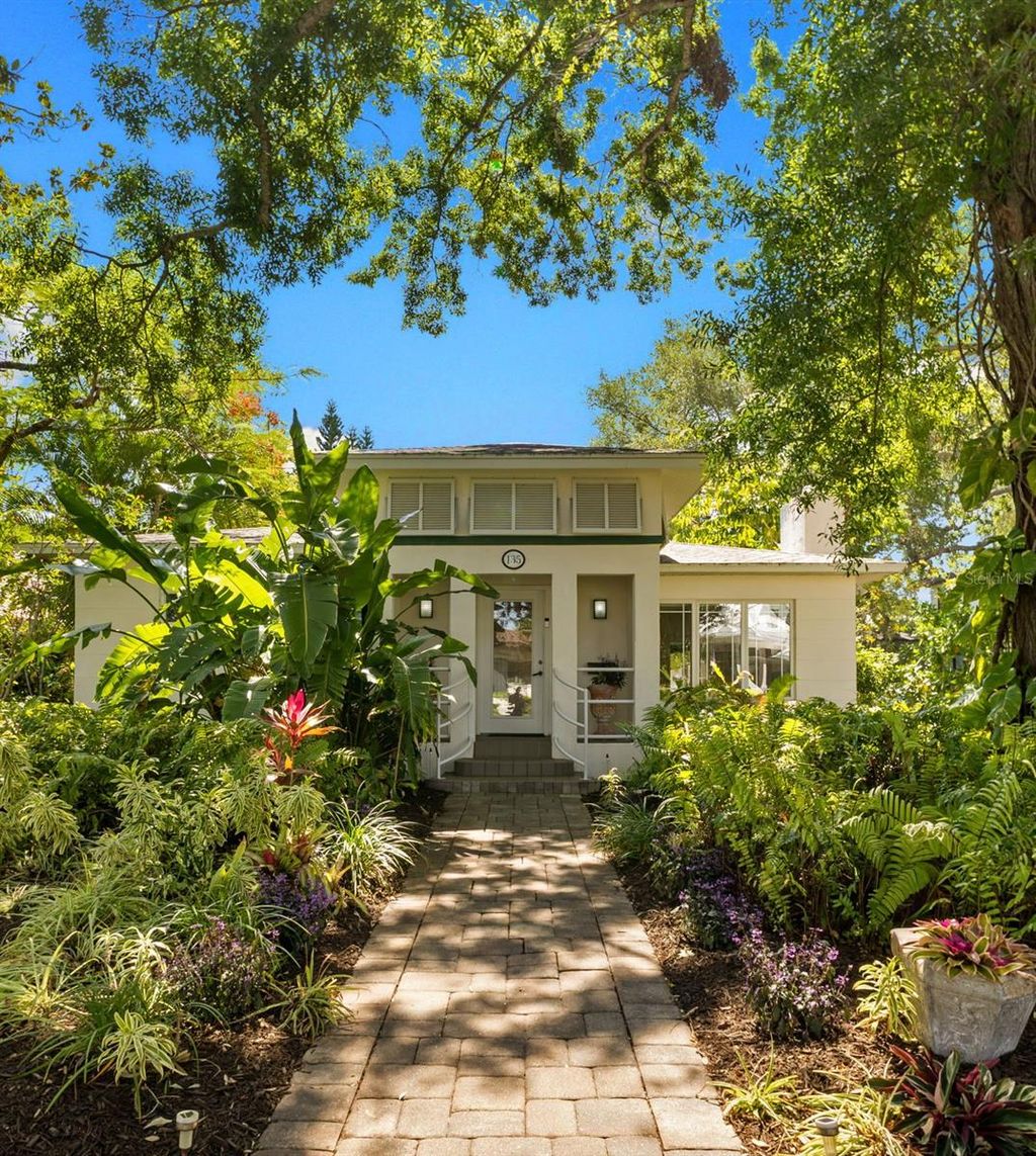 Photo of 135 Aranda Street NE, St Petersburg, FL 33704 (MLS # TB8510430)