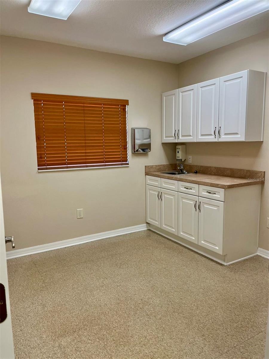 HUNTERS CREEK PROF PARK CONDO ASSOC INC - Commercial Lease