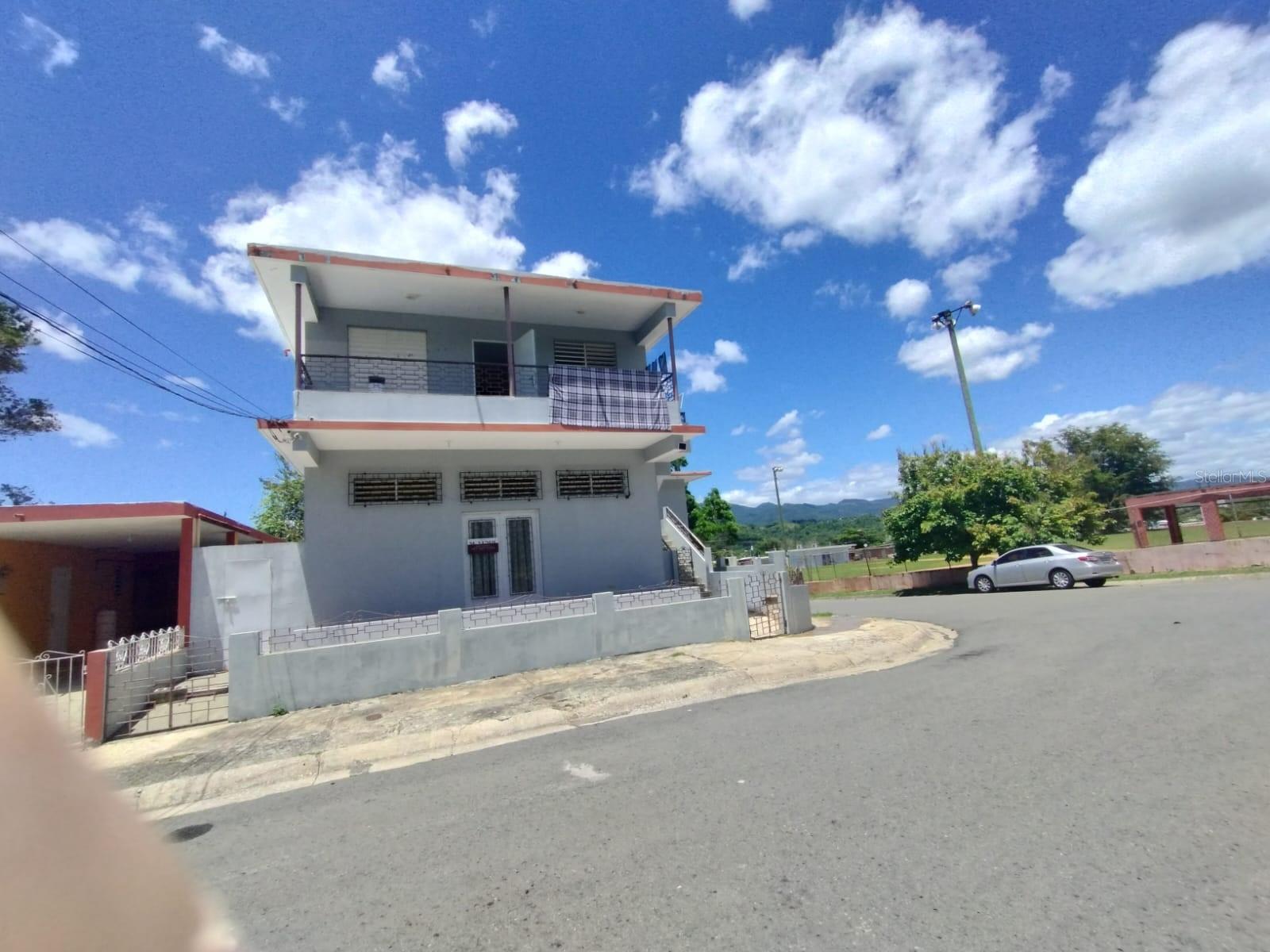 Spacious two-story residence.
The first floor features 3 bedrooms, 2 bathrooms, living room, dining room, kitchen, terrace, and balcony.
The second floor includes four bedrooms, living room, dining room, kitchen, bathroom, and a front-facing balcony.
The property also has a yard.
It is located in the La Monserrate development in San Germán, with easy access to shopping centers, PR-2 Highway, schools, supermarkets, the Convention Center, and more.