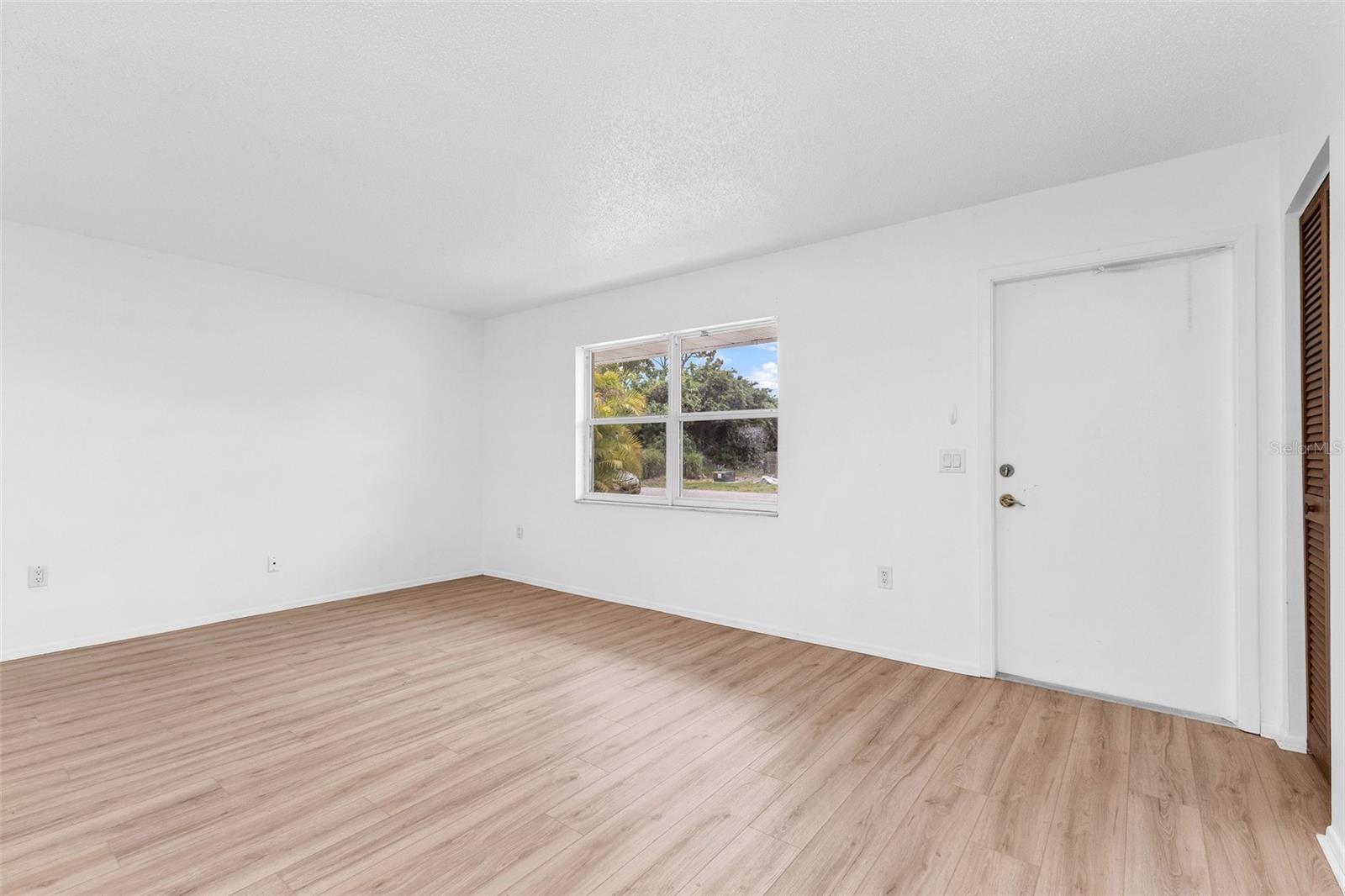 1140 VICTORIA AVENUE