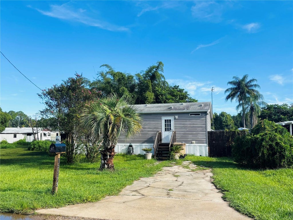 Photo of 13709 Woodland Drive, Astatula, FL 34705 (MLS # G5117748)