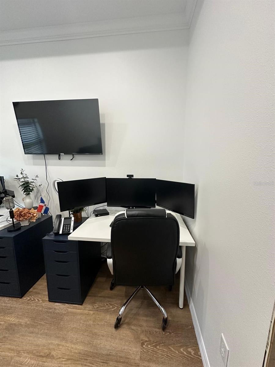 HUNTERS CRK NORTHWEST VILLAGE TOW - Commercial Lease