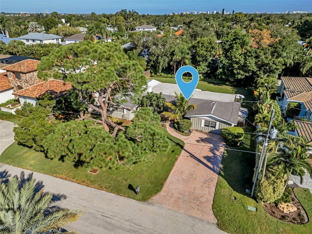 Photo of 1605 N Lake Shore Drive, Sarasota, FL 34231 (MLS # A4710336)