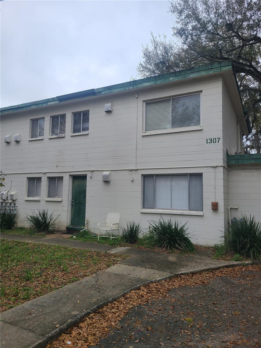 Cozy 2 bedroom 1 bath apartment. Tile flooring throughout entire unit. Livingroom/dining room combo. This cozy apartment is located conveniently in the midst of shopping, restaurants, and just minutes from UF. Rent includes water, trash, and sewage paid.
No pets