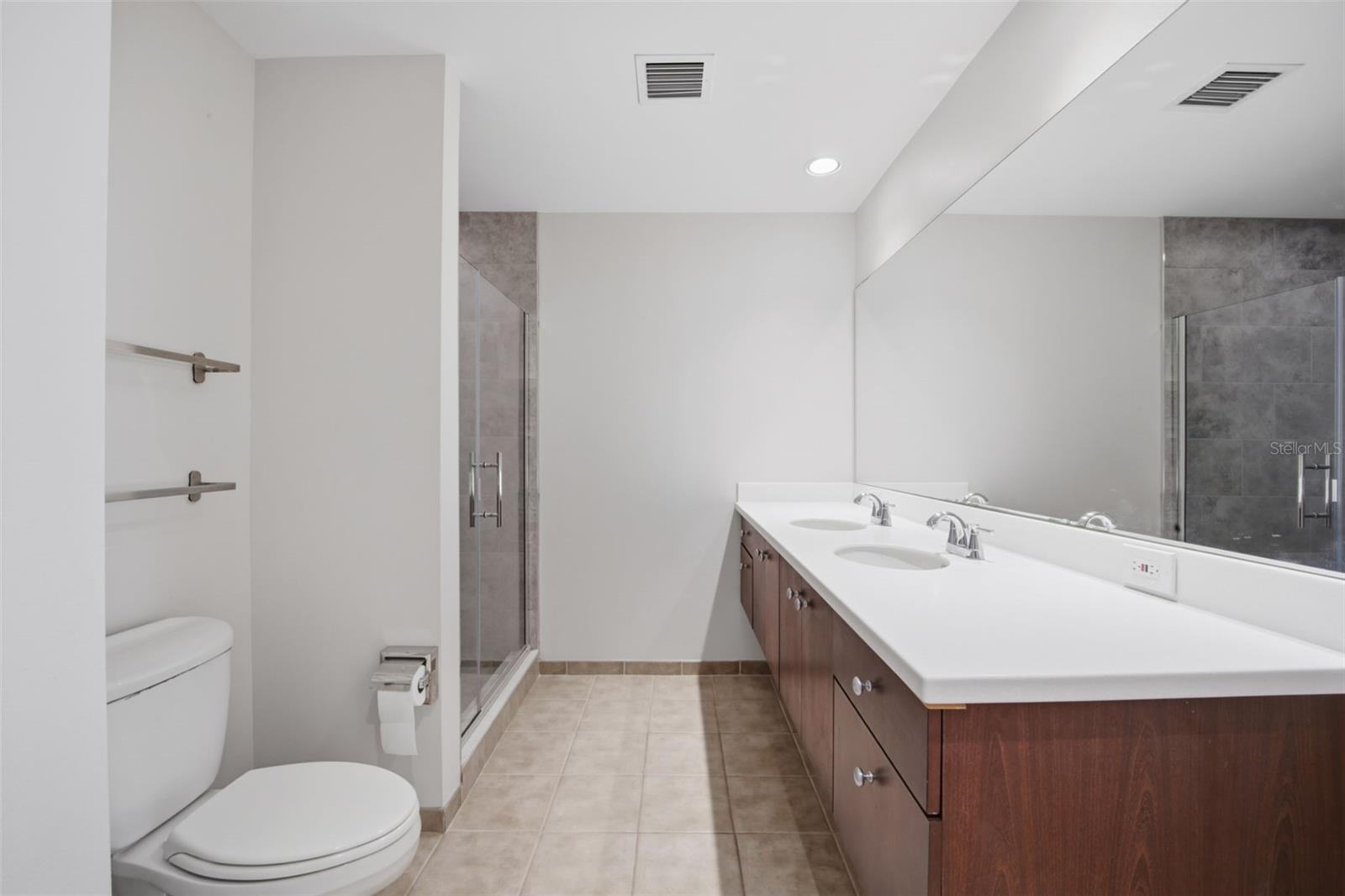 GRAND CENTRAL AT KENNEDY RESID - Residential Lease