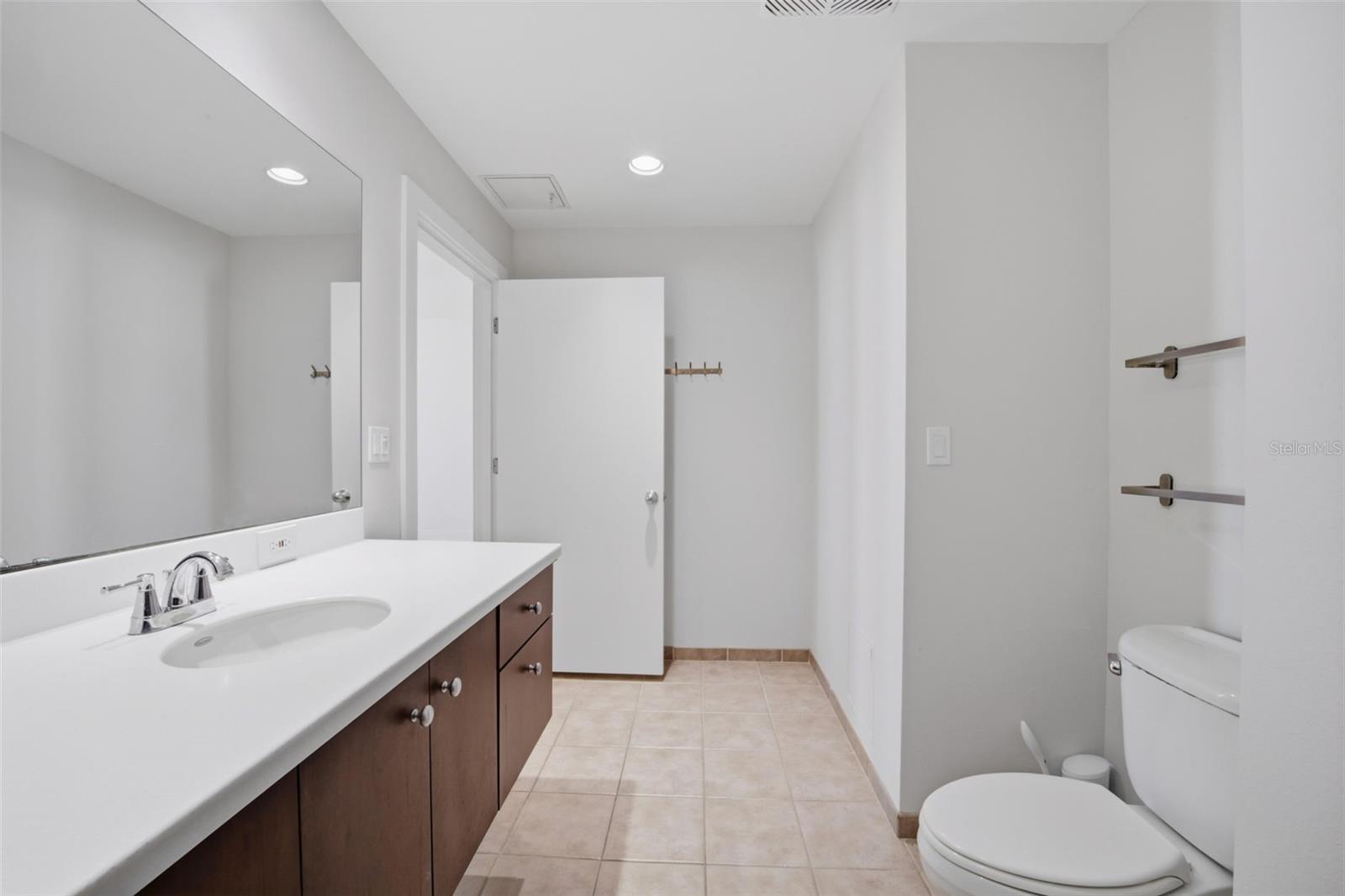 GRAND CENTRAL AT KENNEDY RESID - Residential Lease