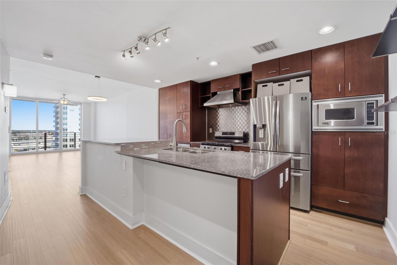 GRAND CENTRAL AT KENNEDY RESID - Residential Lease