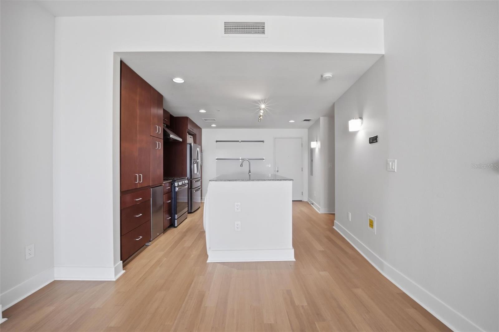 GRAND CENTRAL AT KENNEDY RESID - Residential Lease