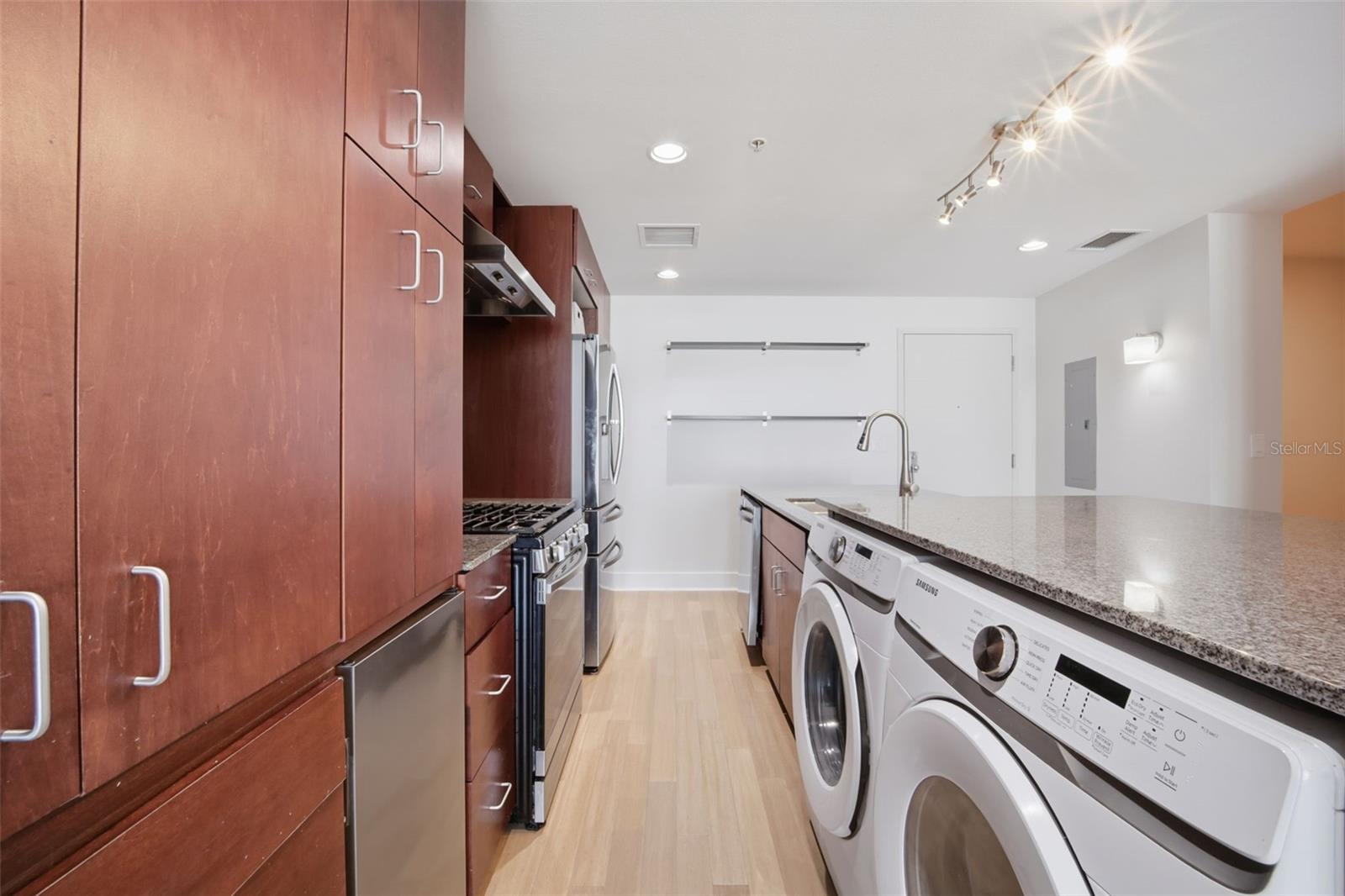 GRAND CENTRAL AT KENNEDY RESID - Residential Lease