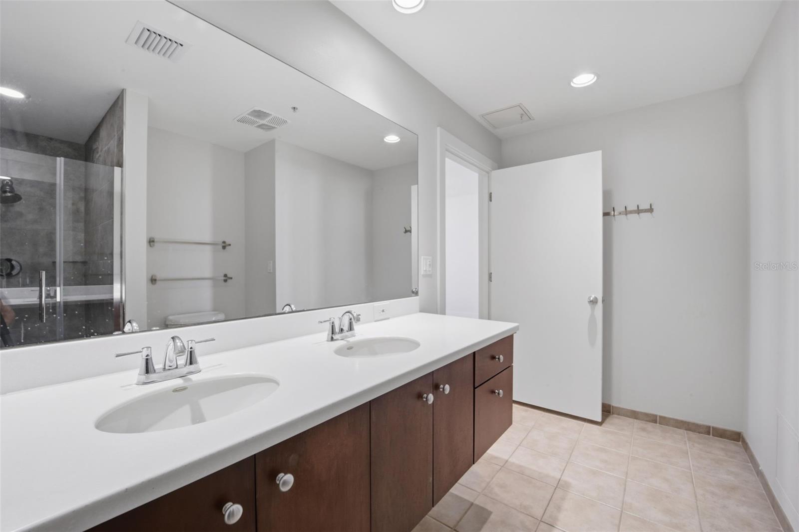 GRAND CENTRAL AT KENNEDY RESID - Residential Lease