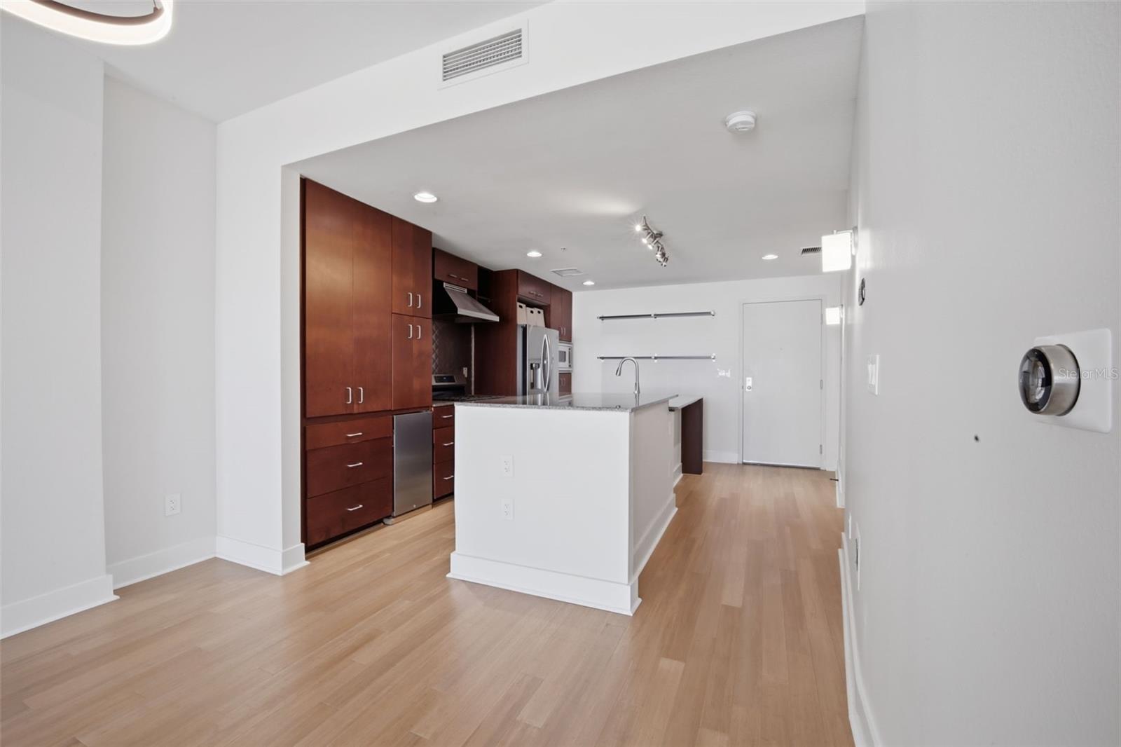 GRAND CENTRAL AT KENNEDY RESID - Residential Lease