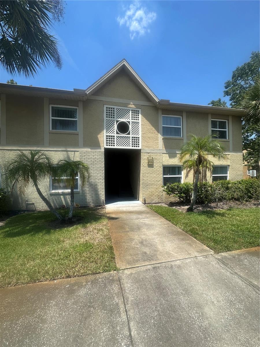 Welcome to your new home at Hawthorne Village, a well-maintained community ideally located in the heart of Central Florida. This charming 2-bedroom, 2-bathroom condo offers the perfect blend of comfort, convenience, and lifestyle.
Inside, you’ll find a thoughtfully designed layout with generous living space—ideal for both relaxing and entertaining. The kitchen and living areas flow seamlessly, while the bedrooms provide privacy and comfort.
Situated just minutes from shopping centers, restaurants, grocery stores, and Orlando International Airport, this condo also offers easy access to major highways. Plus, it’s near Hunter’s Creek—recognized as one of the best places to live in the U.S.
Don’t miss the opportunity to make this beautiful residence your next home. Schedule a private tour today!