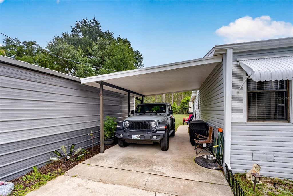 Photo of 18544 SE 55th Place, Ocklawaha, FL 32179 (MLS # OM729393)