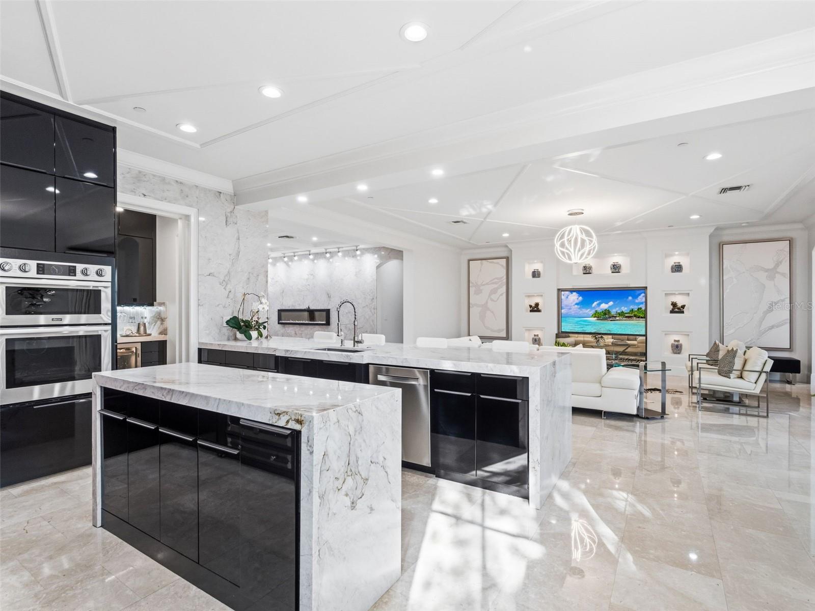 COACH HOMES/KENSINGTON SHORES - Residential