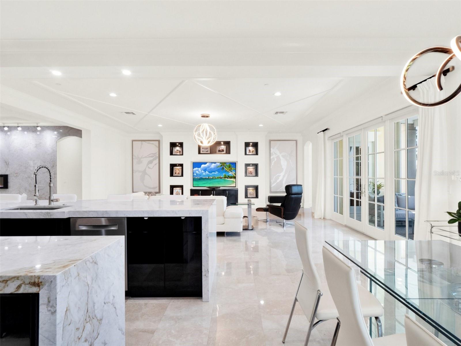 COACH HOMES/KENSINGTON SHORES - Residential