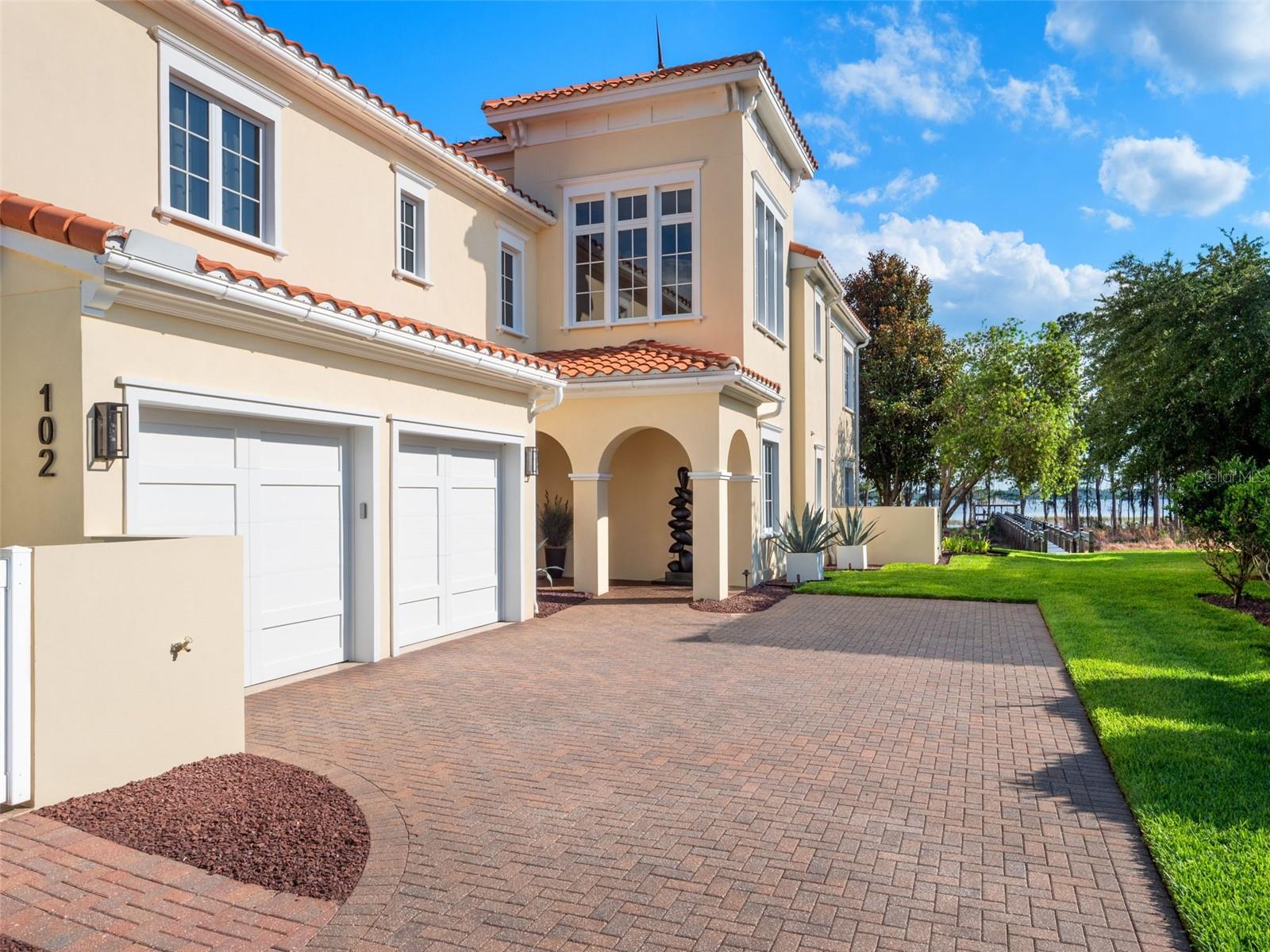 COACH HOMES/KENSINGTON SHORES - Residential