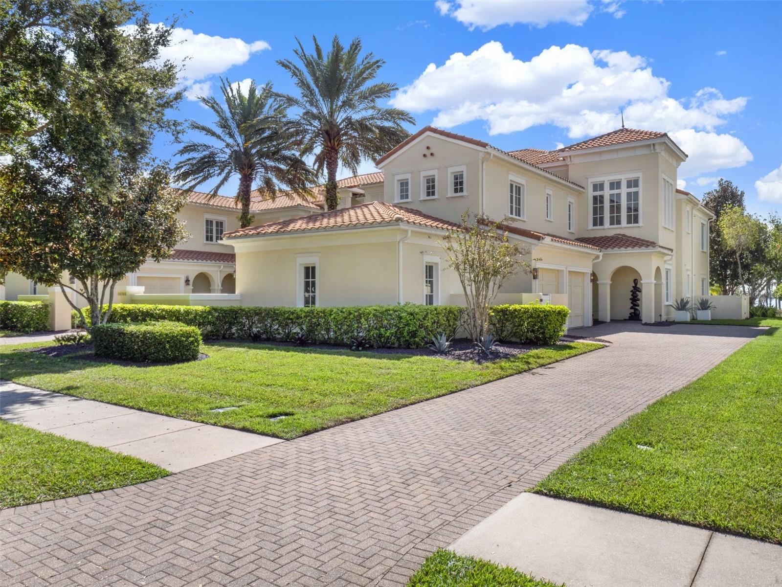 COACH HOMES/KENSINGTON SHORES - Residential
