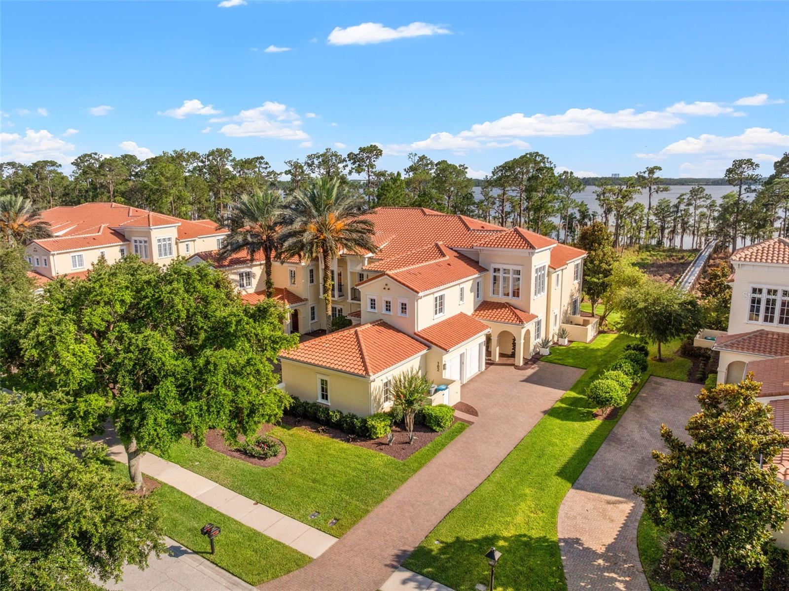 COACH HOMES/KENSINGTON SHORES - Residential