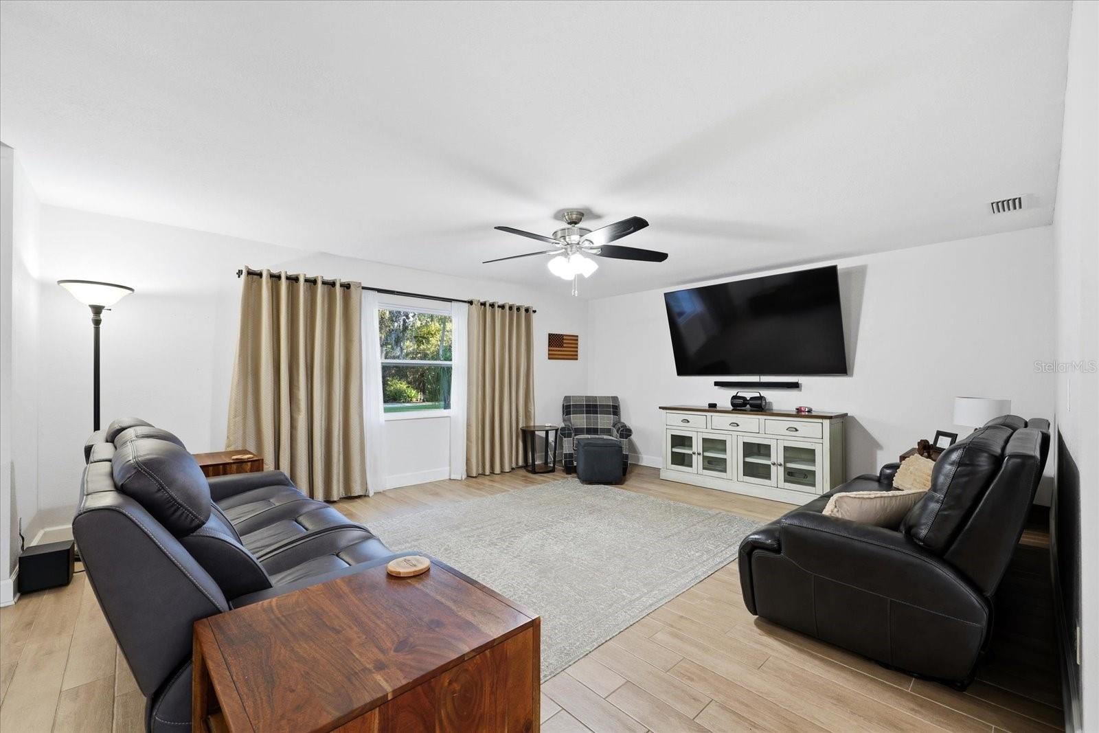 LAKESIDE ESTATES - Residential