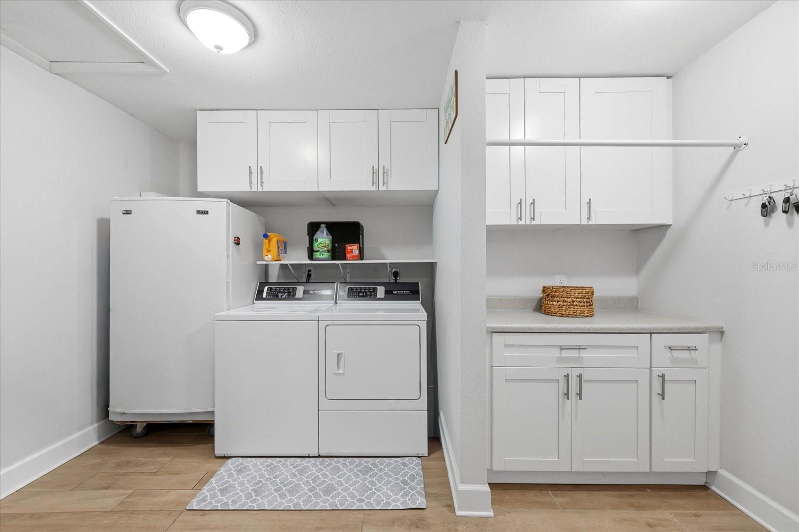 LAKESIDE ESTATES - Residential