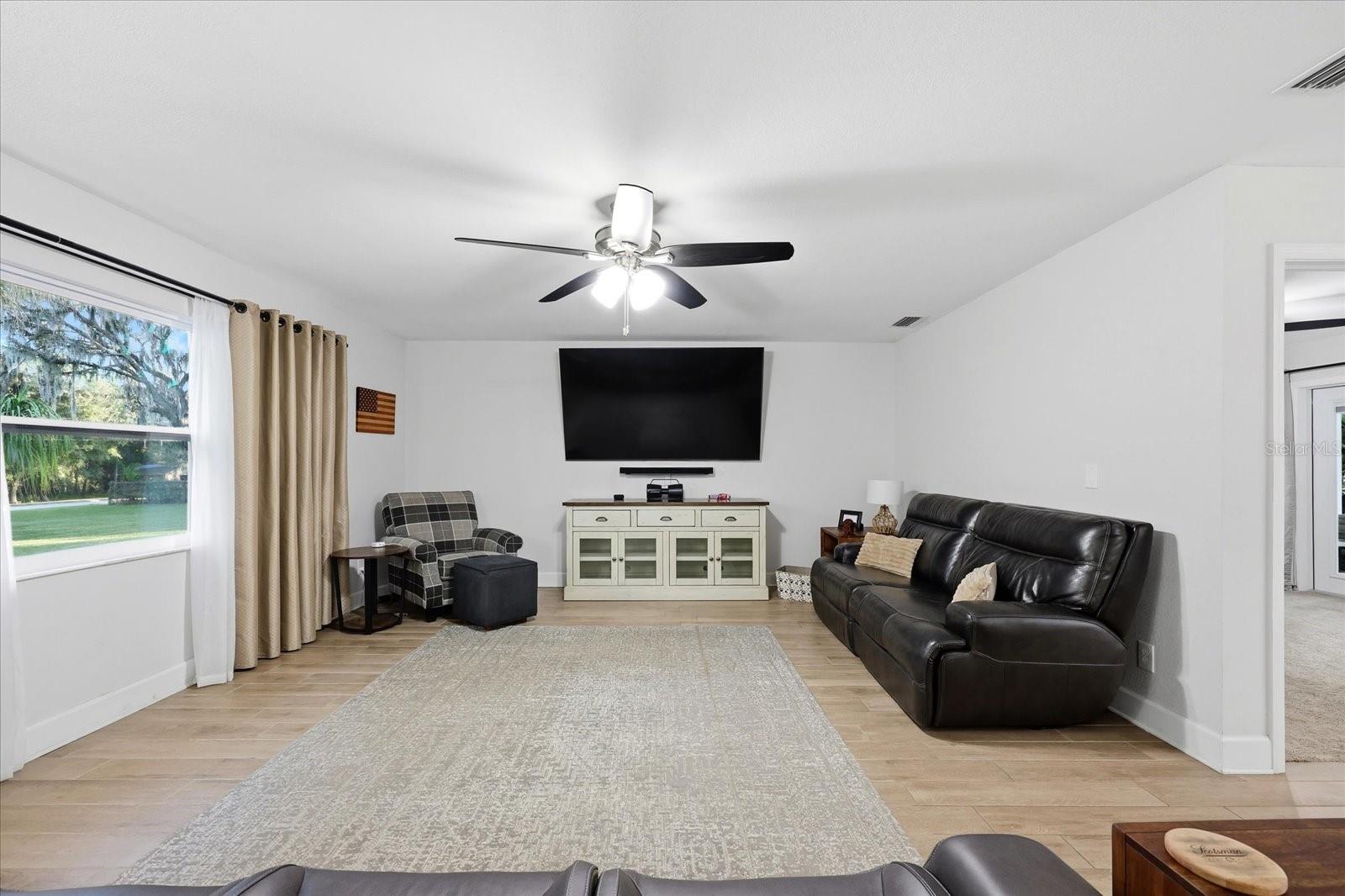 LAKESIDE ESTATES - Residential