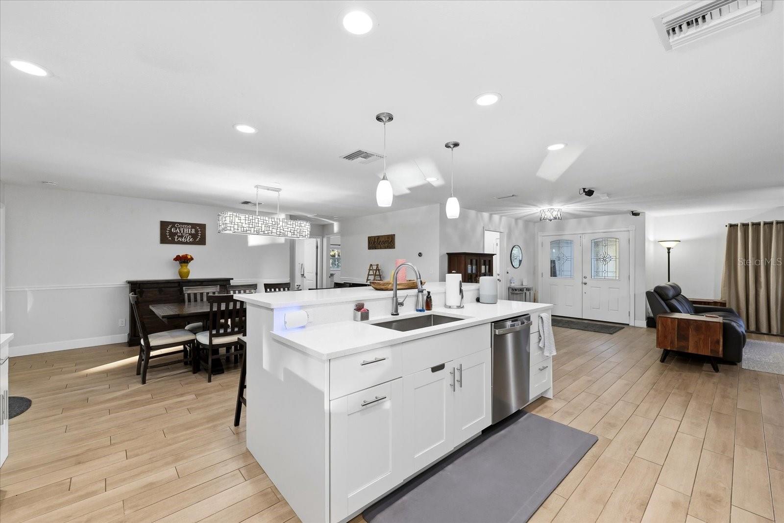 LAKESIDE ESTATES - Residential