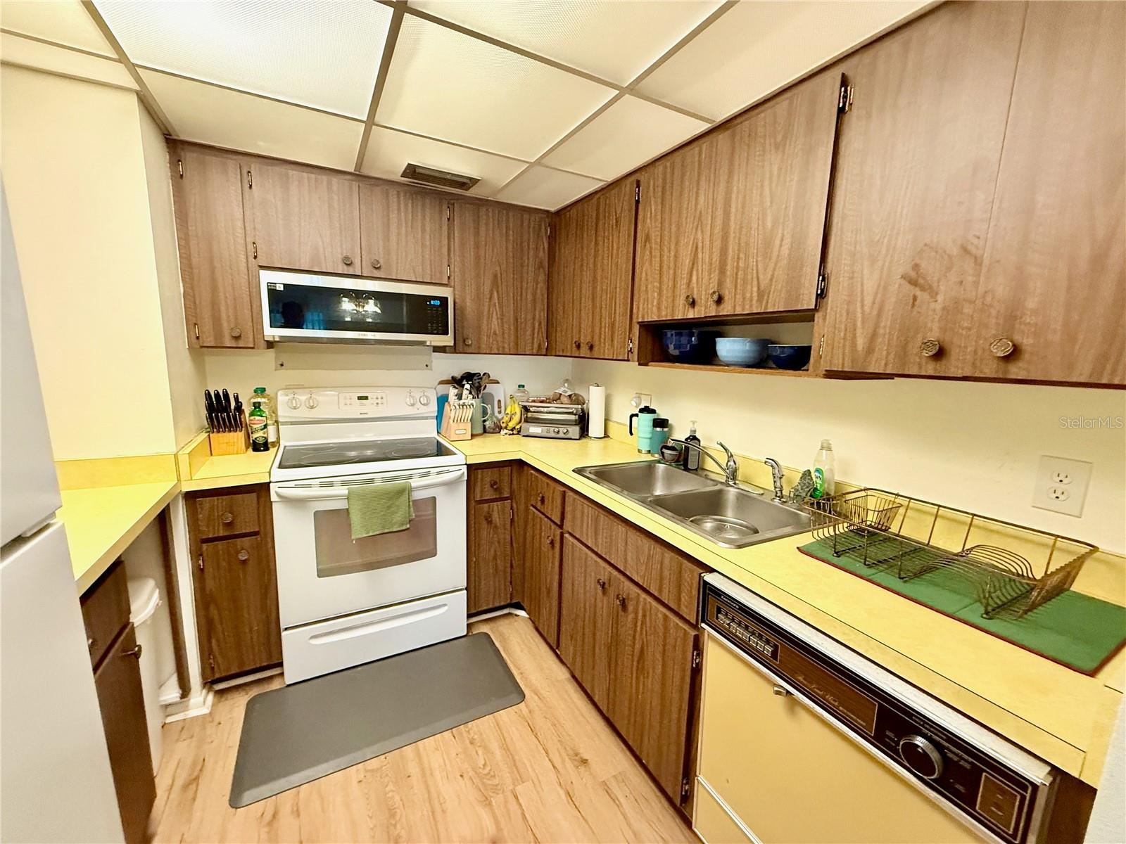 SUMMER LAKES - Residential Lease