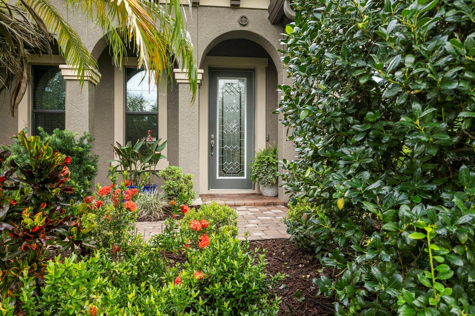 821 FLORESTA STREET
