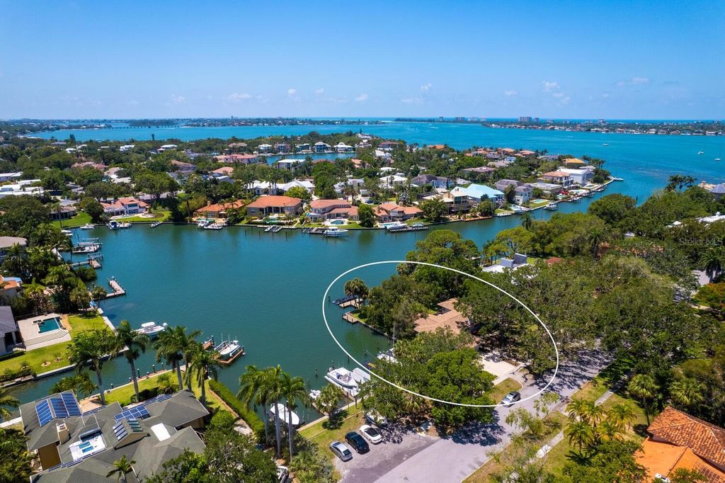 Photo of 1542 Gulfview Drive, Sarasota, FL 34236 (MLS # A4673664)