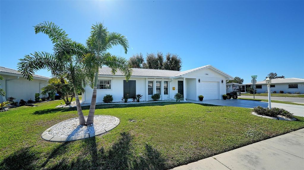 Photo of 3904 Chinaberry Road, Bradenton, FL 34208 (MLS # A4672289)