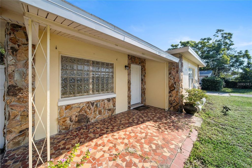 Photo of 402 Tuscarora Street, Lakeland, FL 33805 (MLS # S5143966)