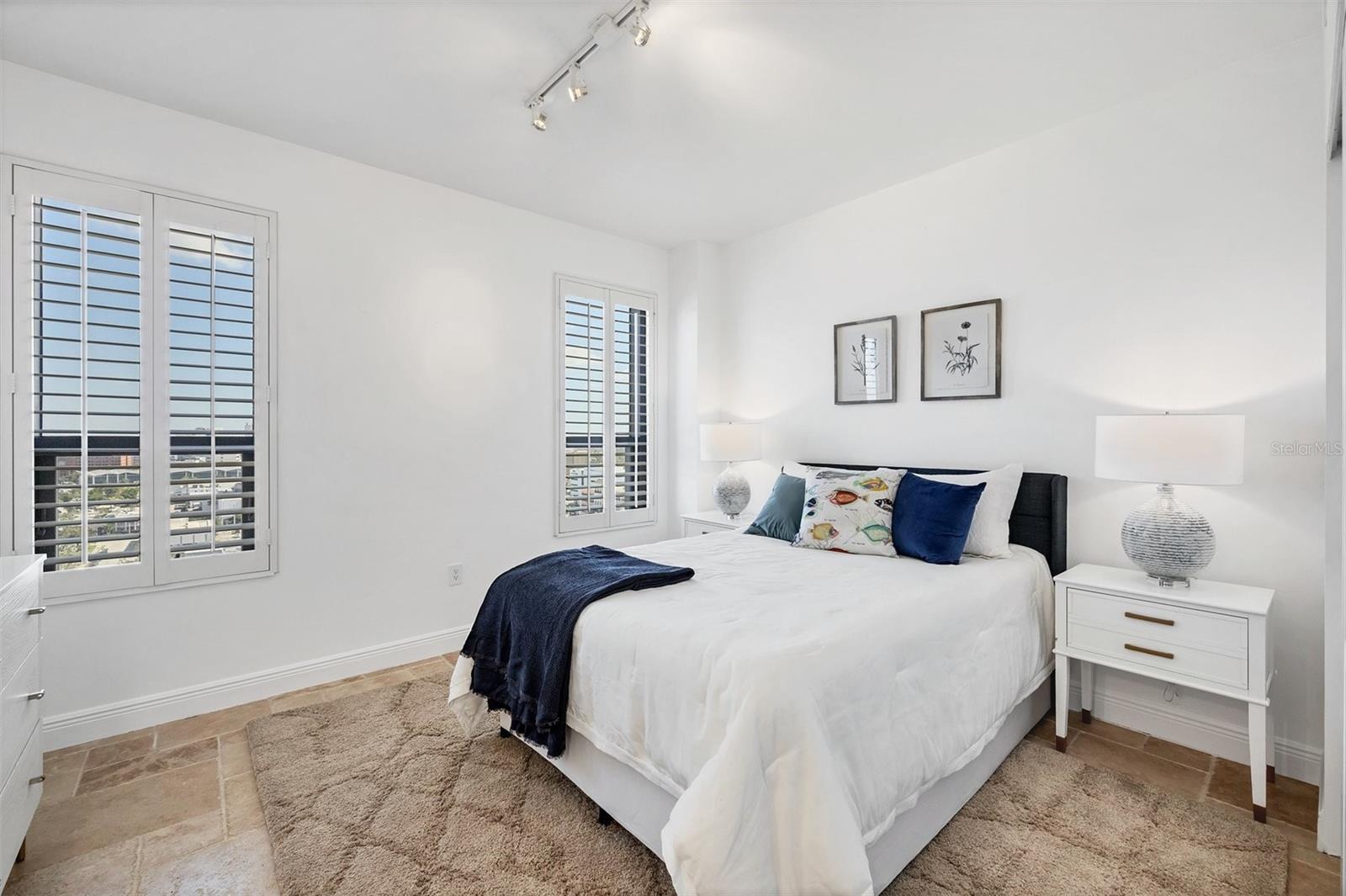 PLAZA/5 POINTS RESIDENCES - Residential