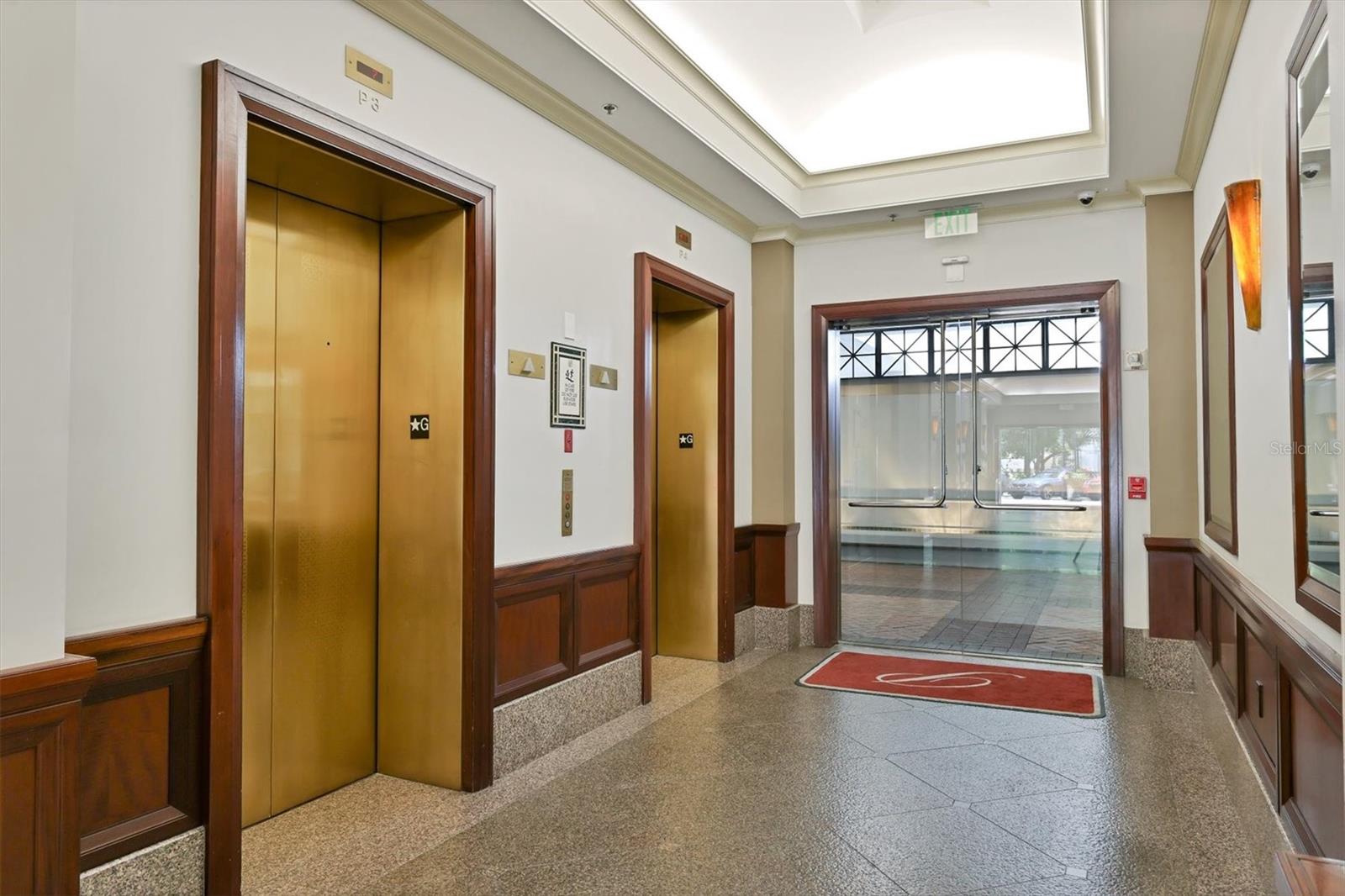 PLAZA/5 POINTS RESIDENCES - Residential