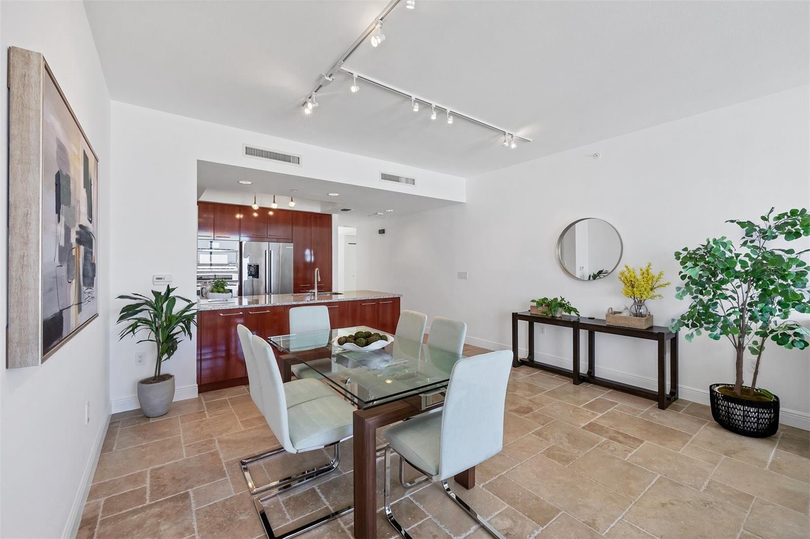 PLAZA/5 POINTS RESIDENCES - Residential