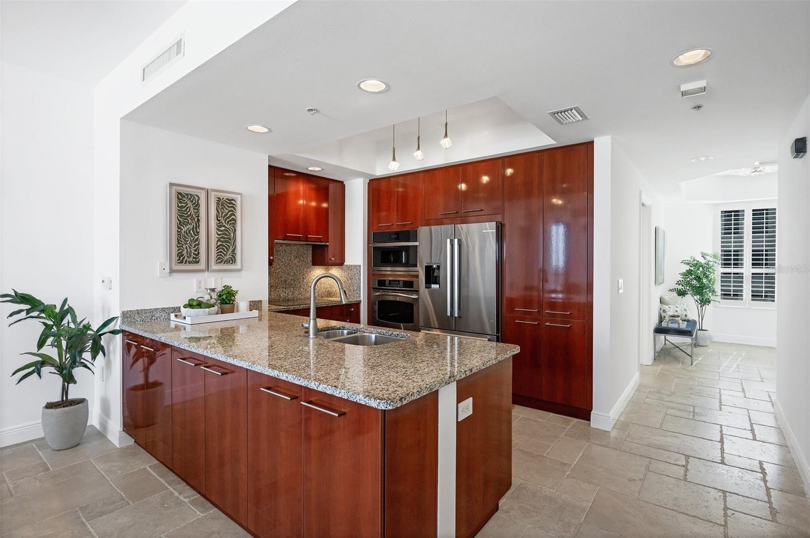 PLAZA/5 POINTS RESIDENCES - Residential