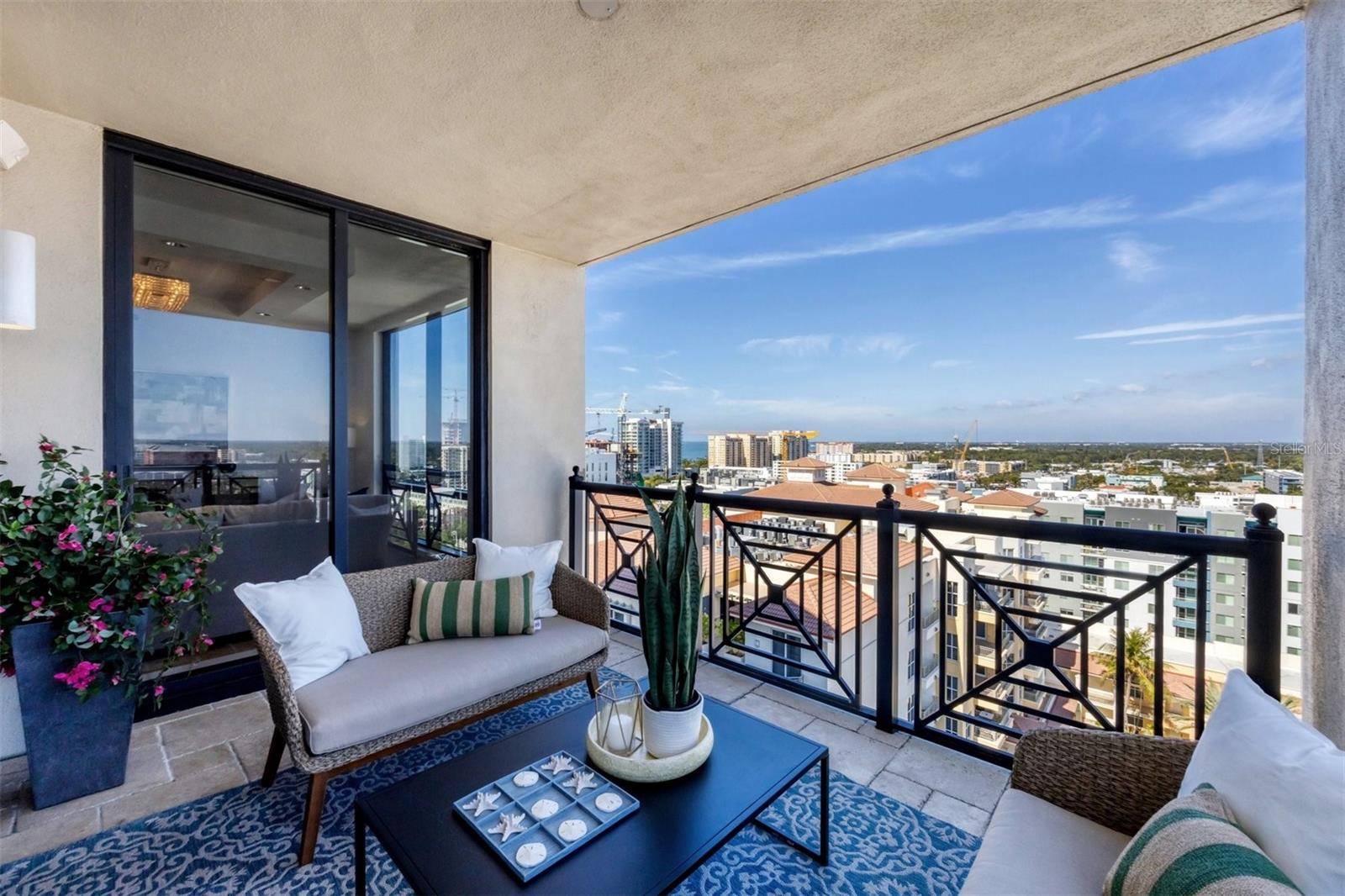 PLAZA/5 POINTS RESIDENCES - Residential