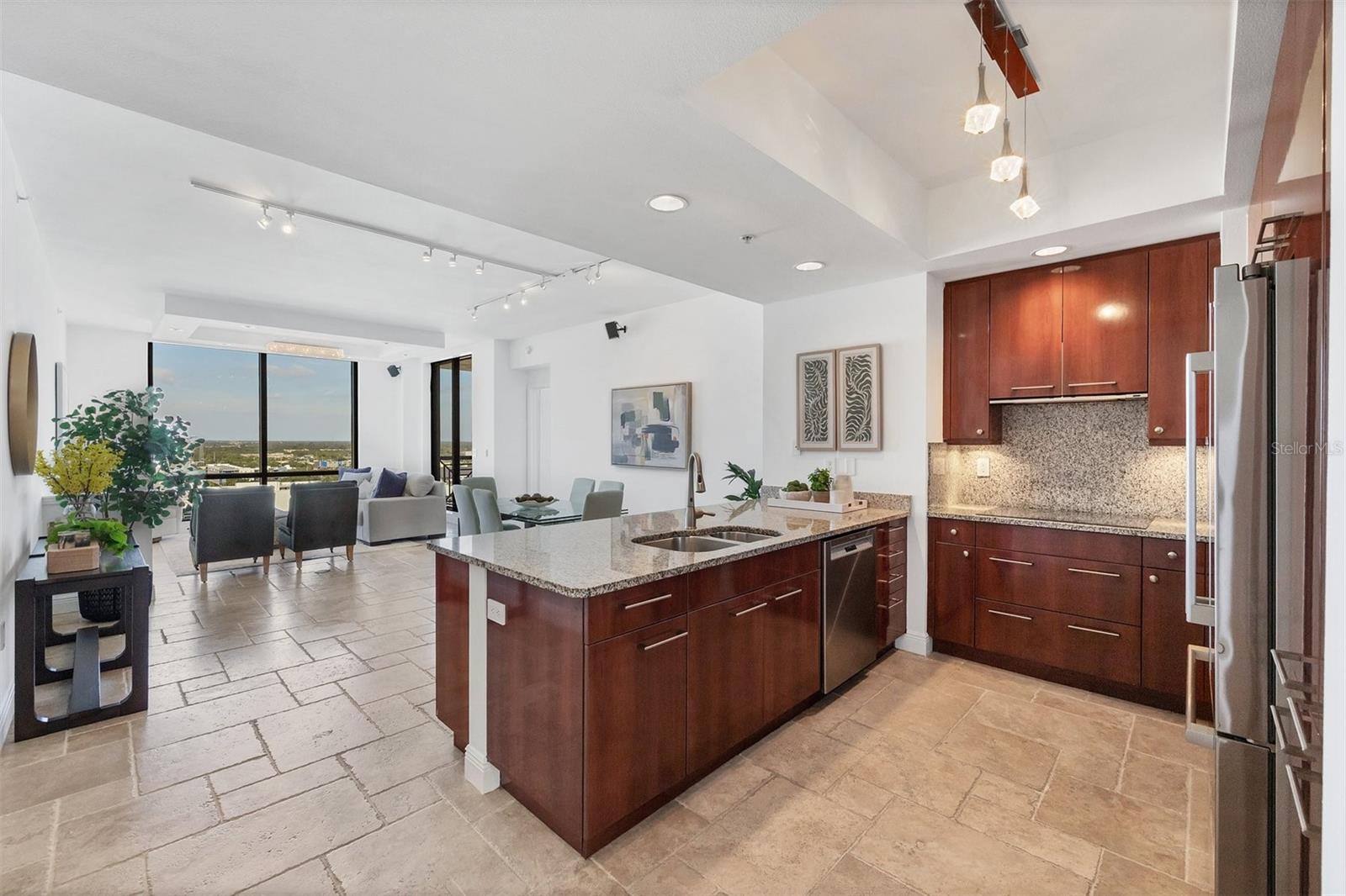 PLAZA/5 POINTS RESIDENCES - Residential