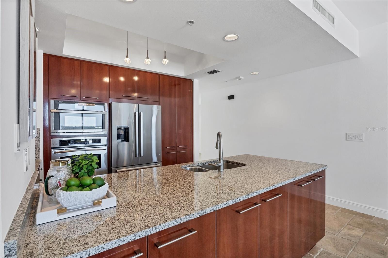 PLAZA/5 POINTS RESIDENCES - Residential