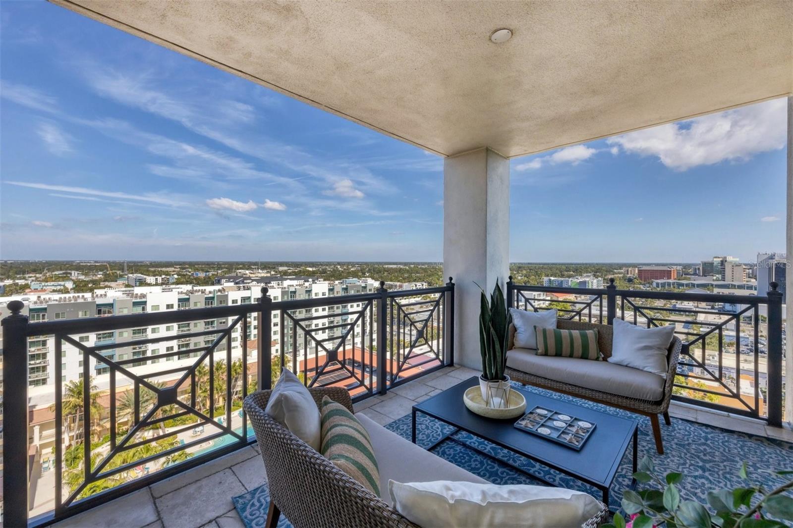 PLAZA/5 POINTS RESIDENCES - Residential