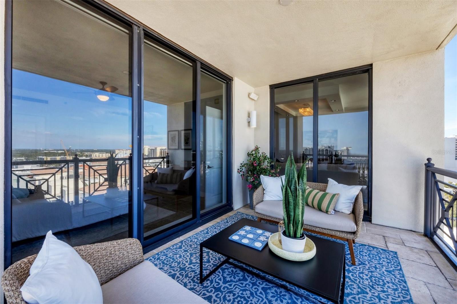 PLAZA/5 POINTS RESIDENCES - Residential