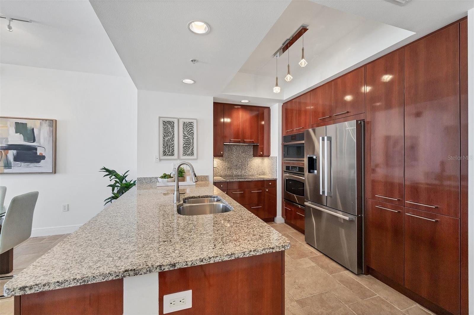 PLAZA/5 POINTS RESIDENCES - Residential