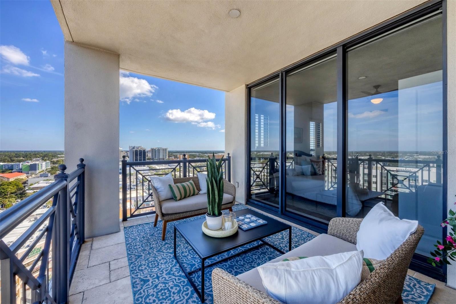 PLAZA/5 POINTS RESIDENCES - Residential