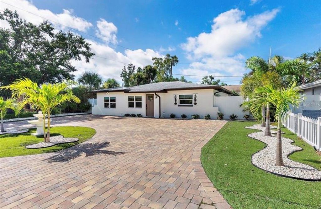 Photo of 6750 W Flamingo Way S, St Petersburg, FL 33707 (MLS # TB8498794)