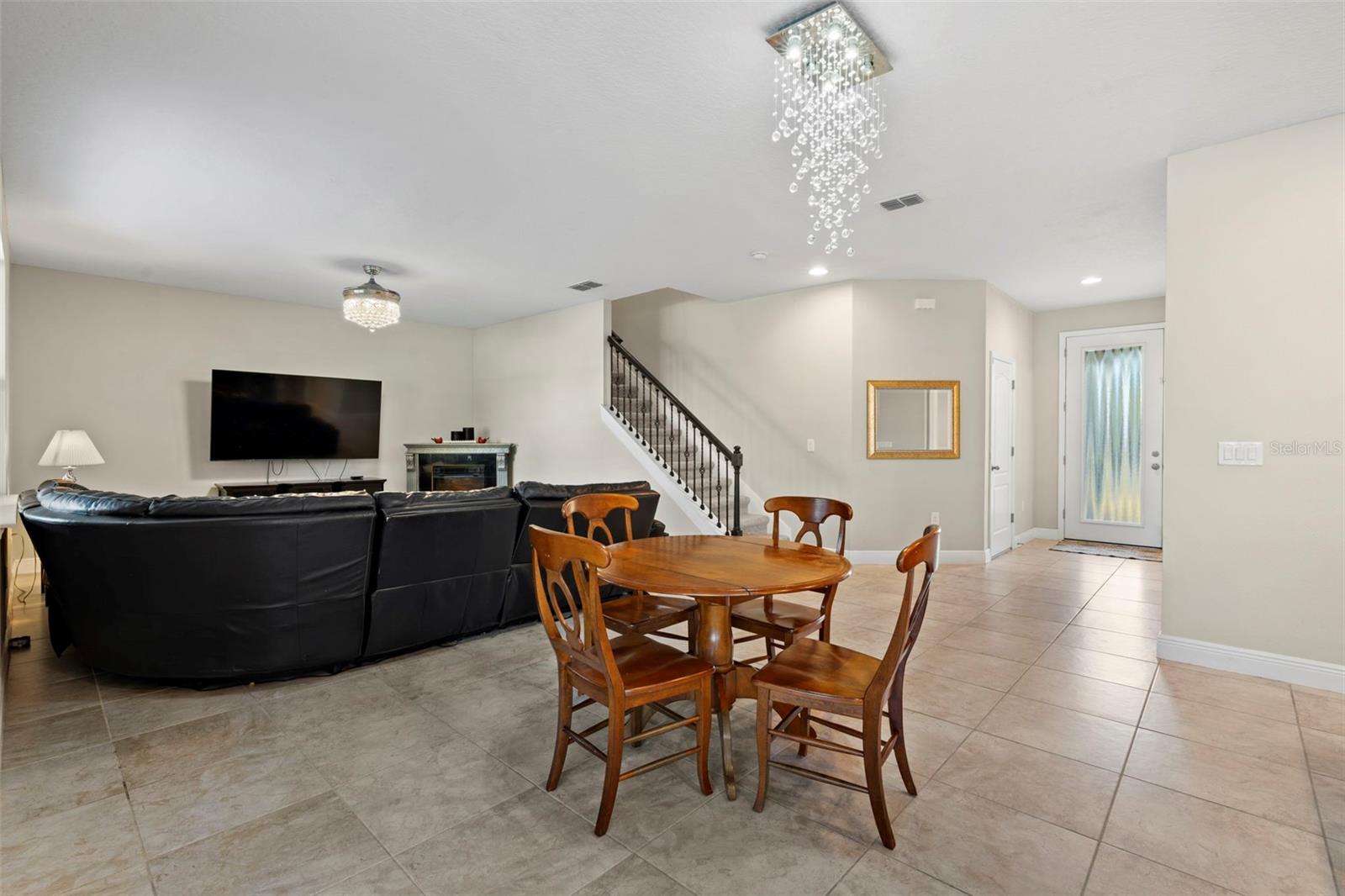 VICTORIA TRAILS NORTHWEST 7 PH - Residential