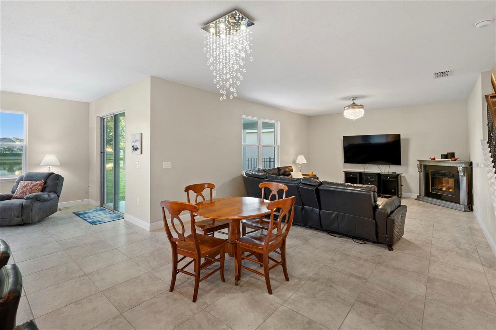 VICTORIA TRAILS NORTHWEST 7 PH - Residential